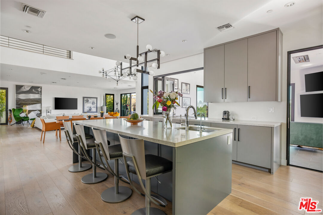 1172 LINDA FLORA DR