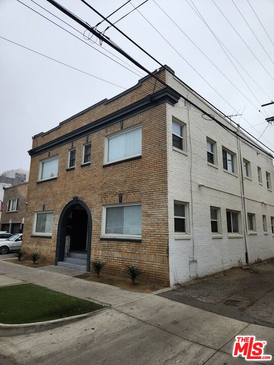 310 W 8th St