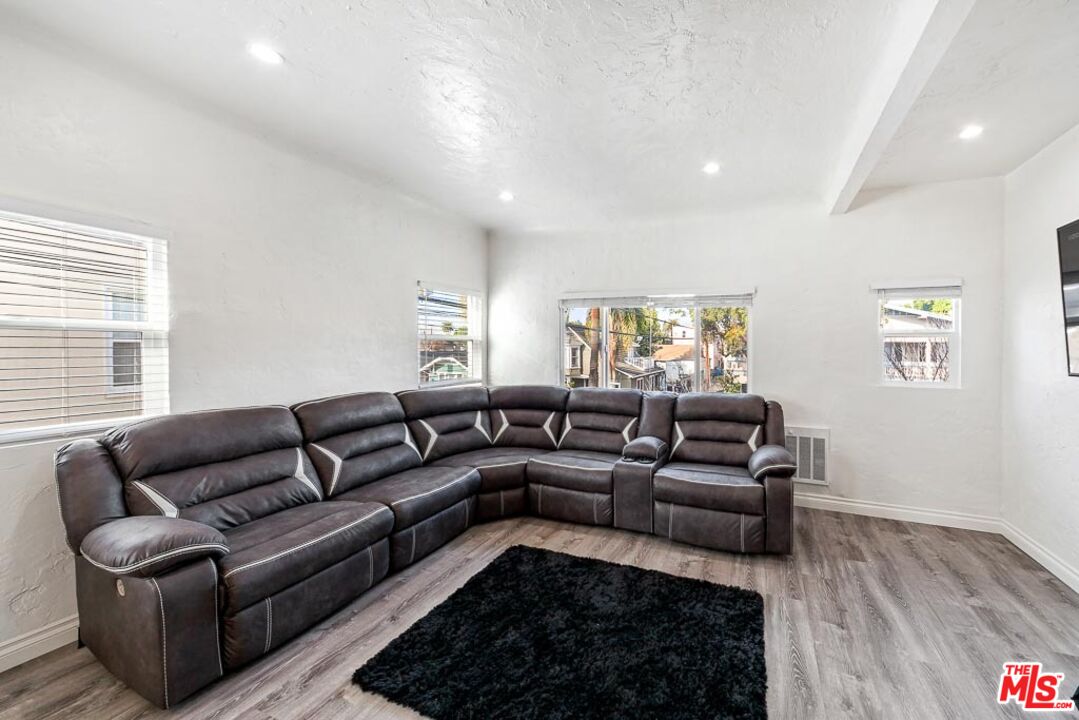 310 W 8th St