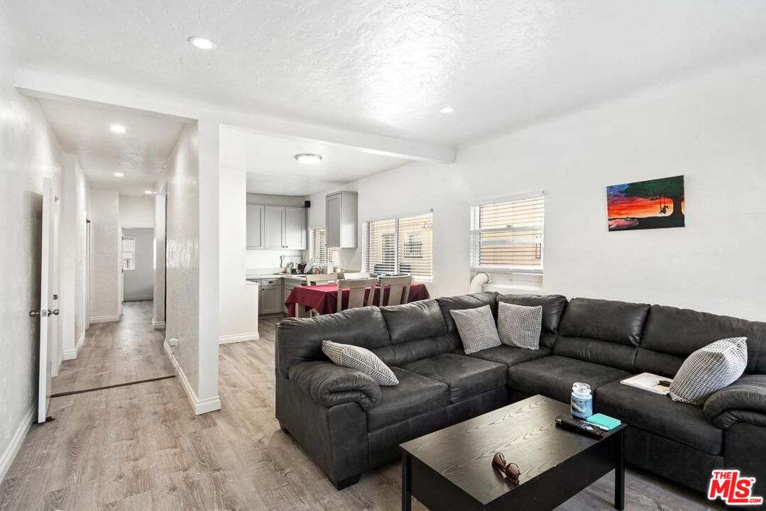 310 W 8th St
