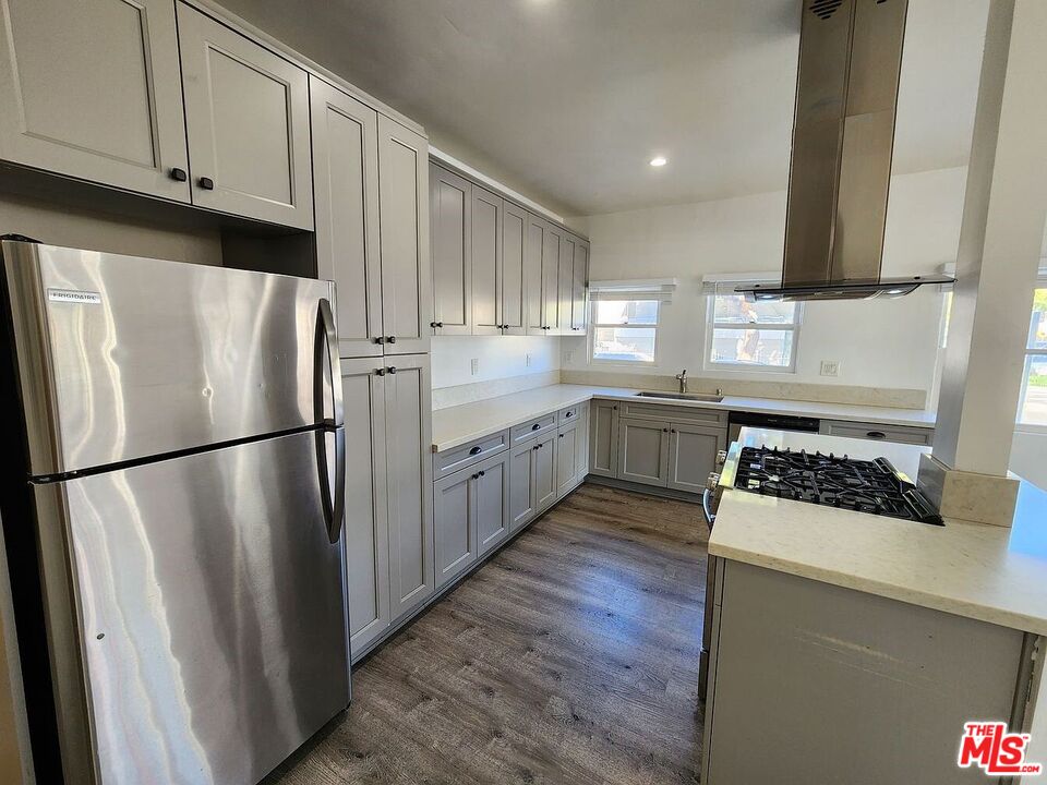 310 W 8th St