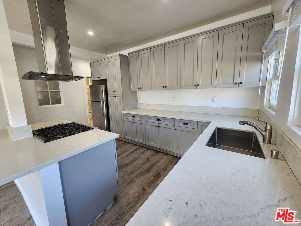 310 W 8th St