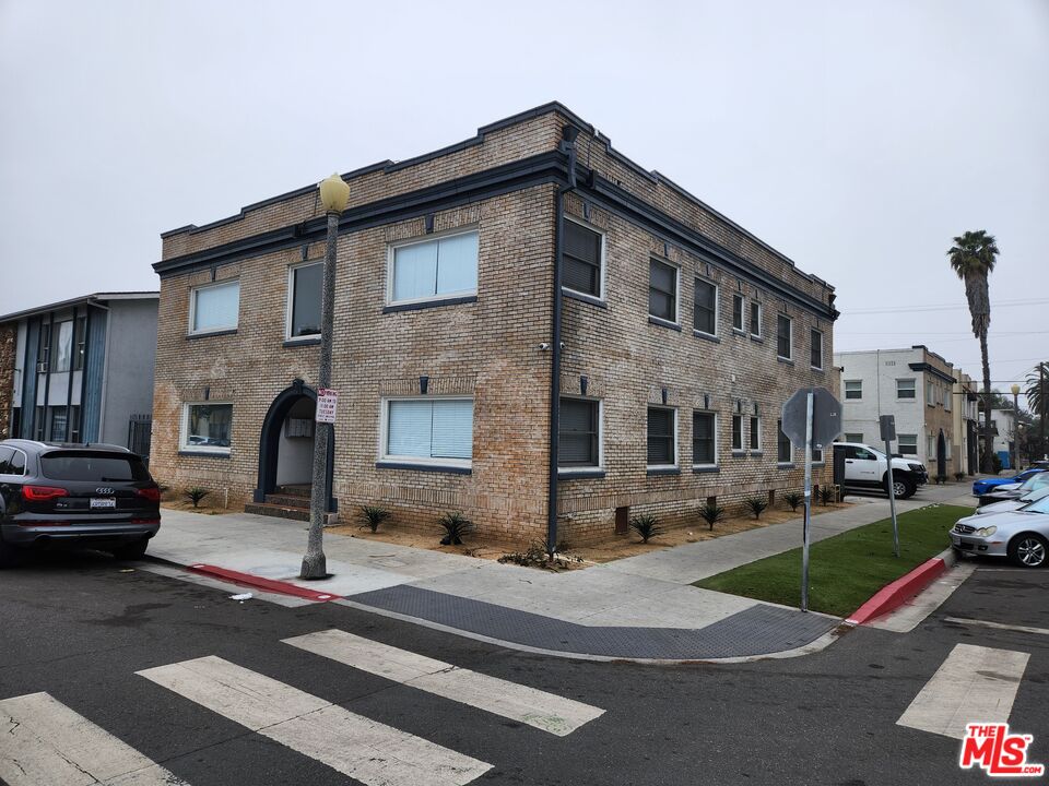310 W 8th St