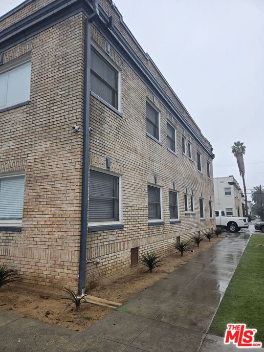 310 W 8th St