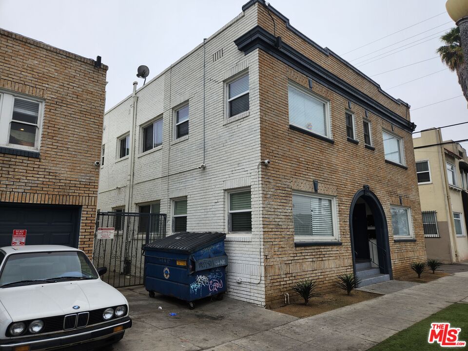 310 W 8th St