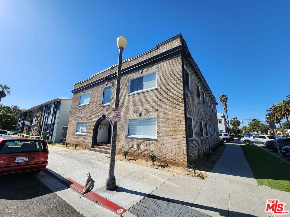 310 W 8th St