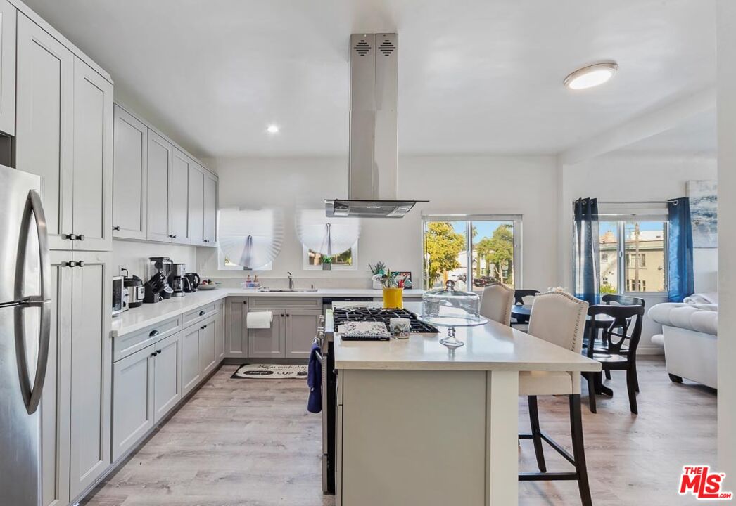 310 W 8th St