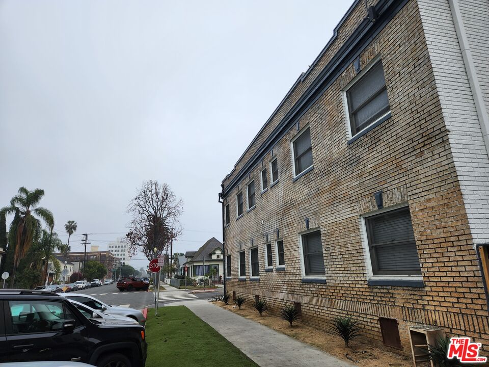310 W 8th St