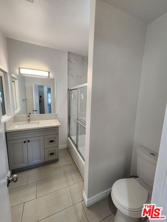 310 W 8th St