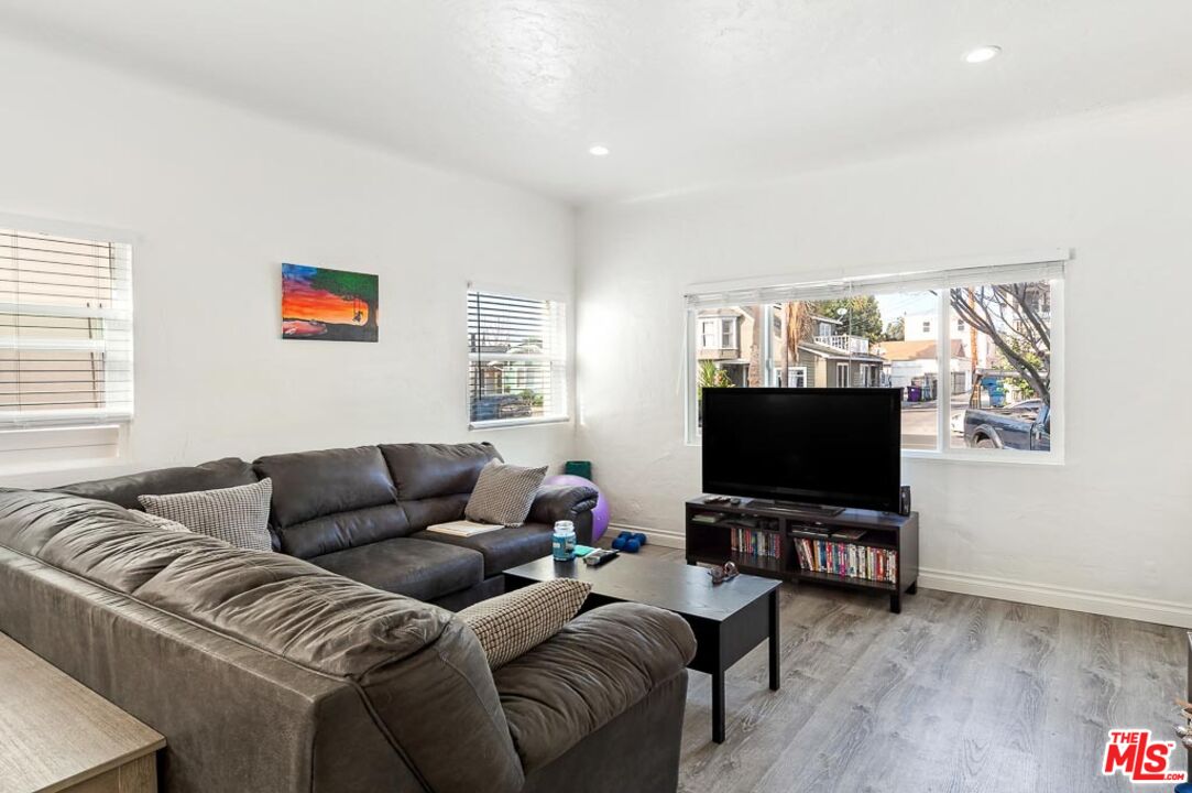 310 W 8th St