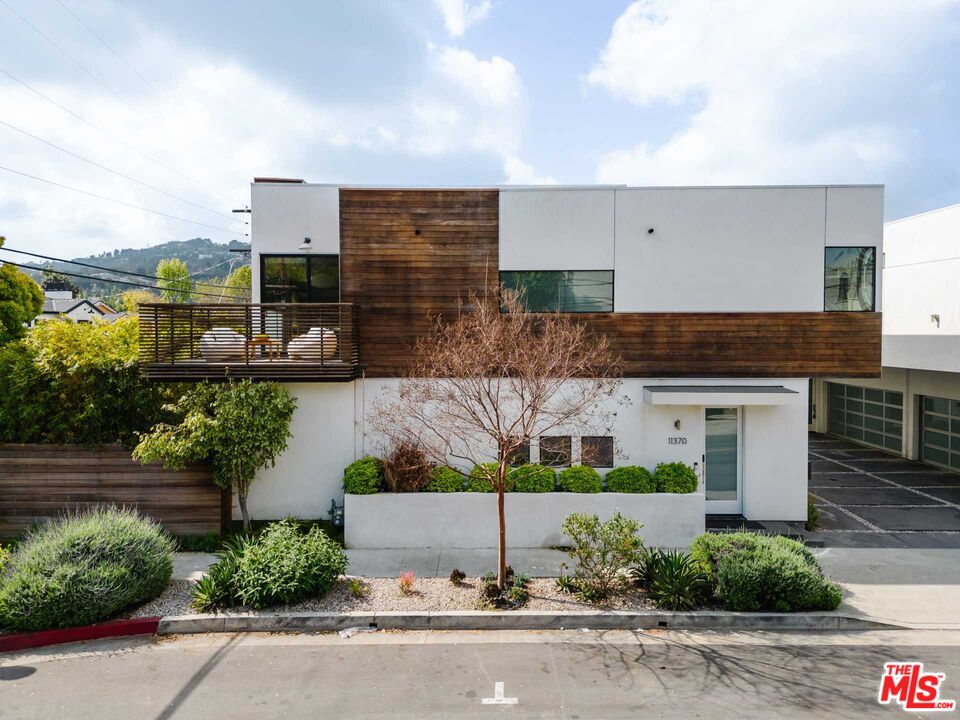 11370 Aqua Vista St