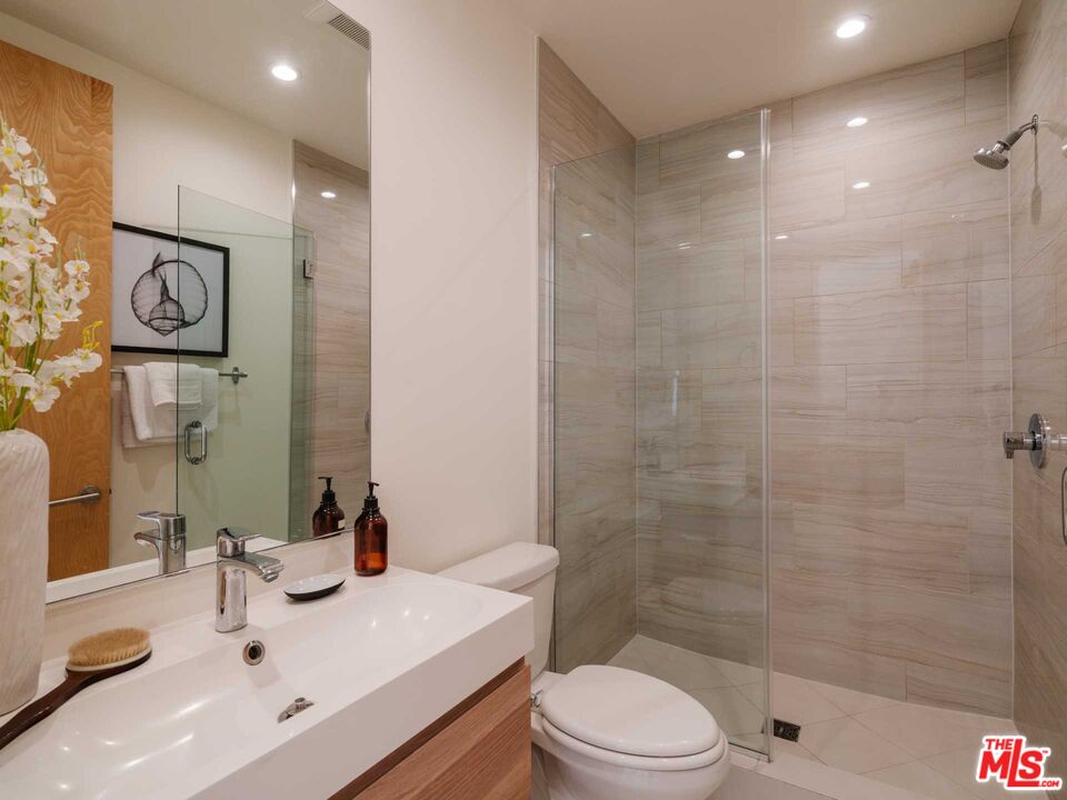 11370 Aqua Vista St