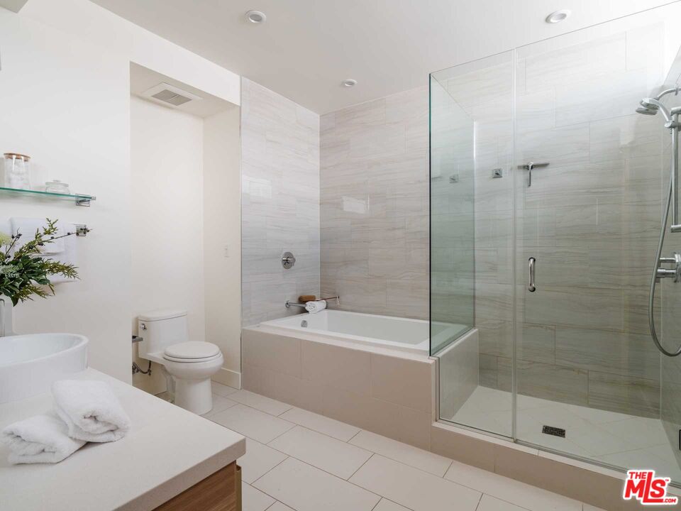 11370 Aqua Vista St
