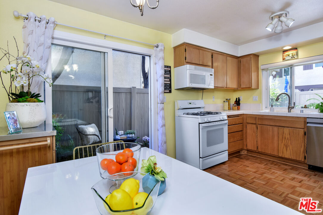 10341 Canoga Ave Unit: 19