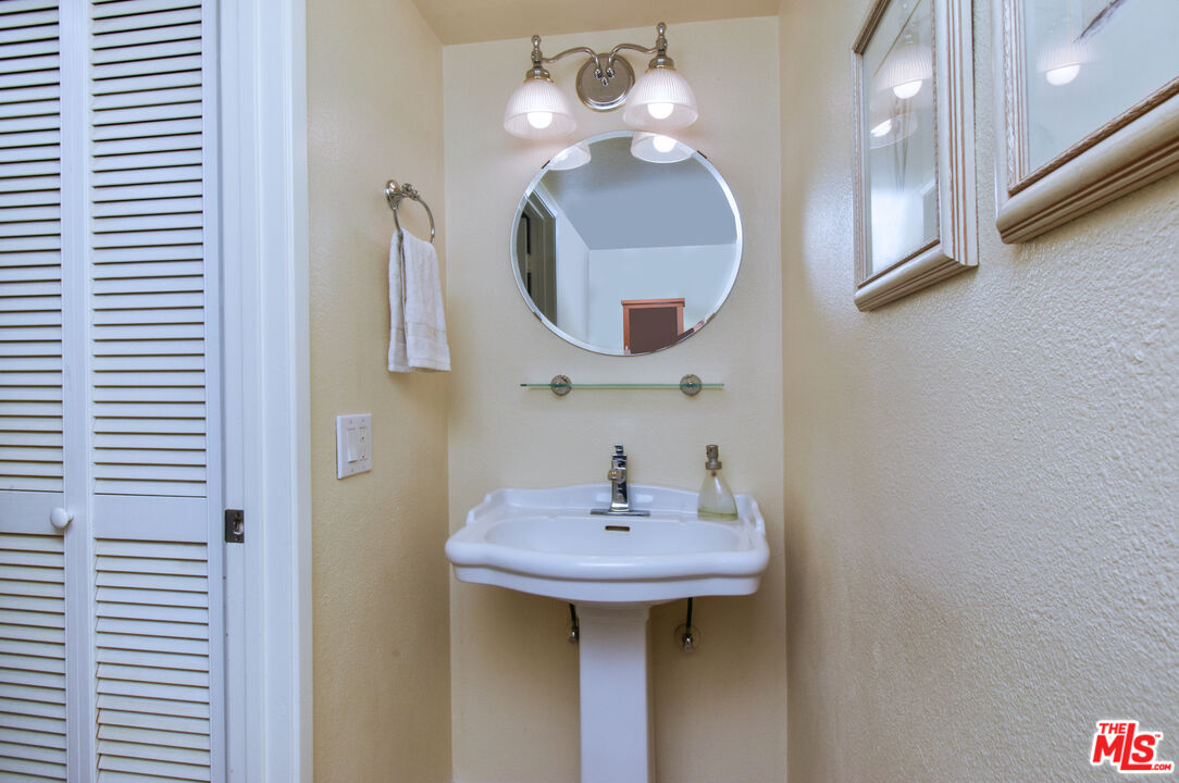 10341 Canoga Ave Unit: 19