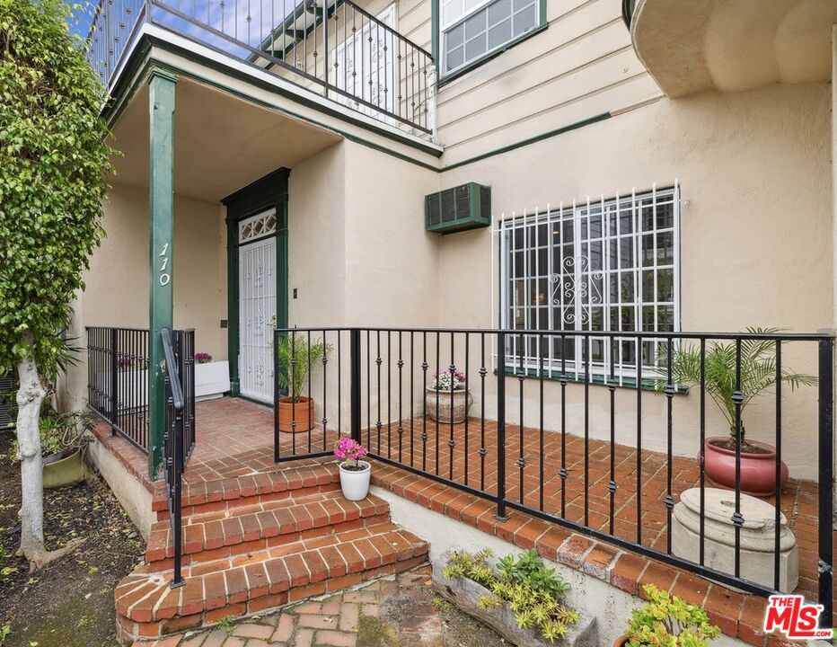 110 N Flores St