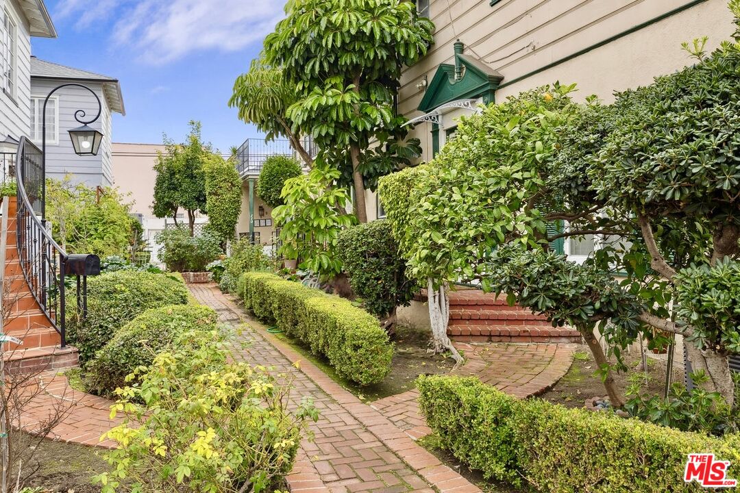 110 N Flores St