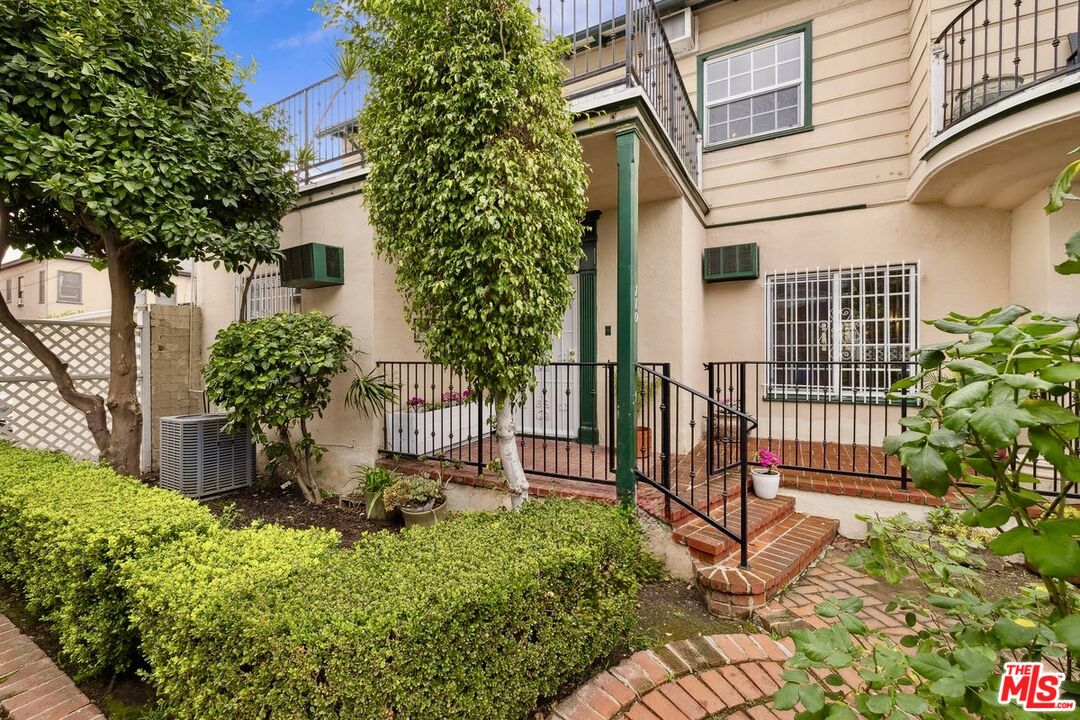 110 N Flores St