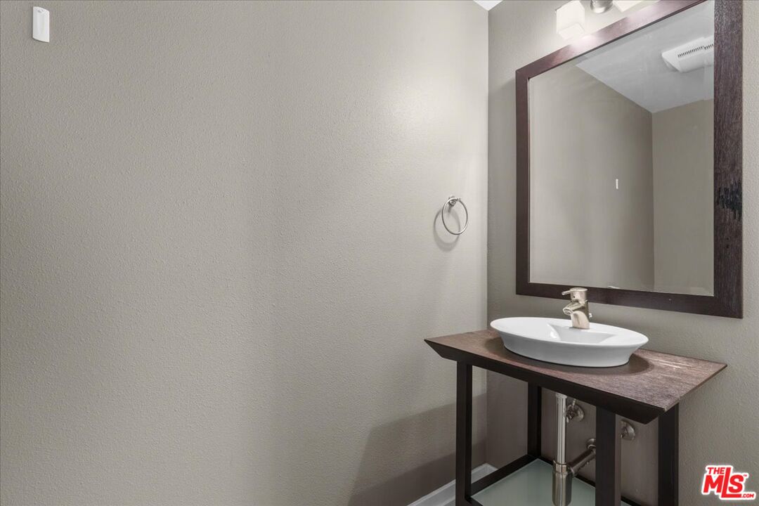 1430 S Beverly Glen Blvd Unit: 302