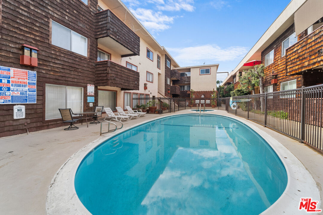 5414 Newcastle Ave Unit: 1