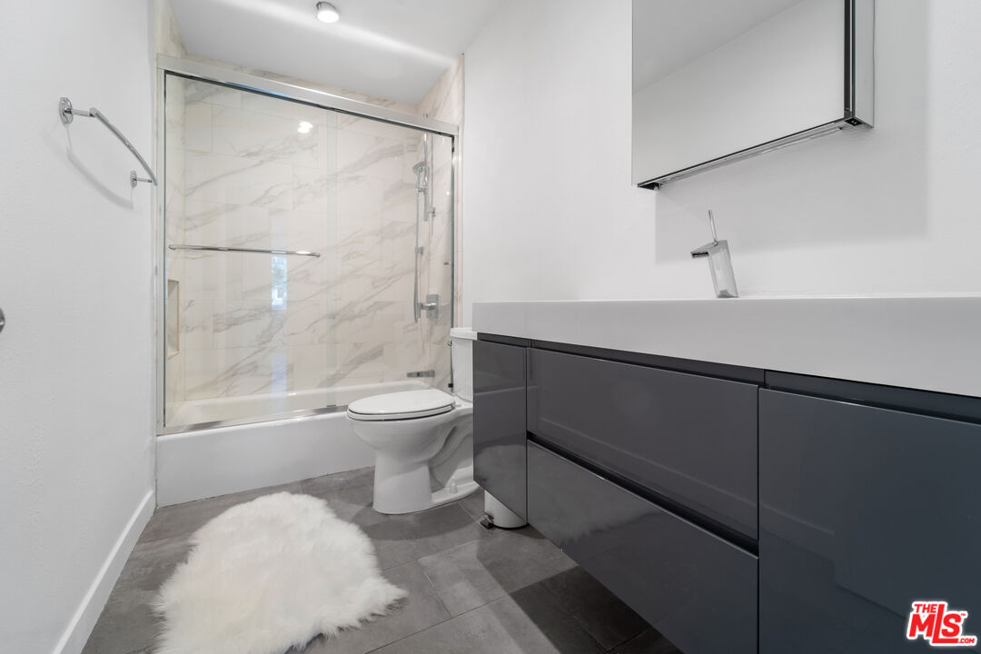 5414 Newcastle Ave Unit: 1