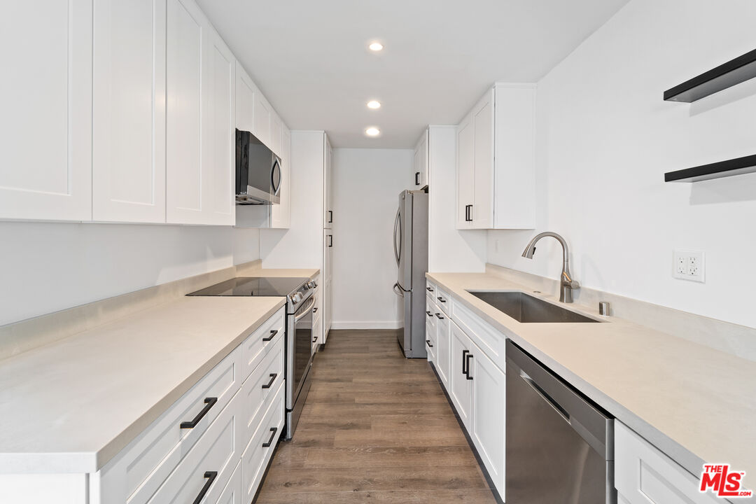 5414 Newcastle Ave Unit: 1
