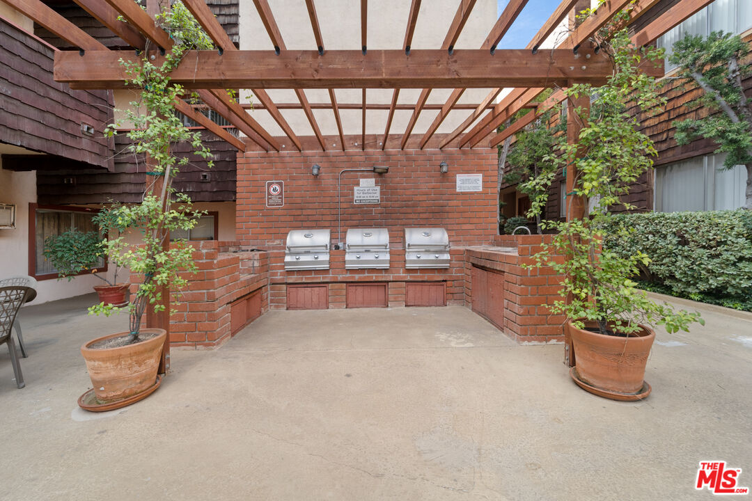 5414 Newcastle Ave Unit: 1