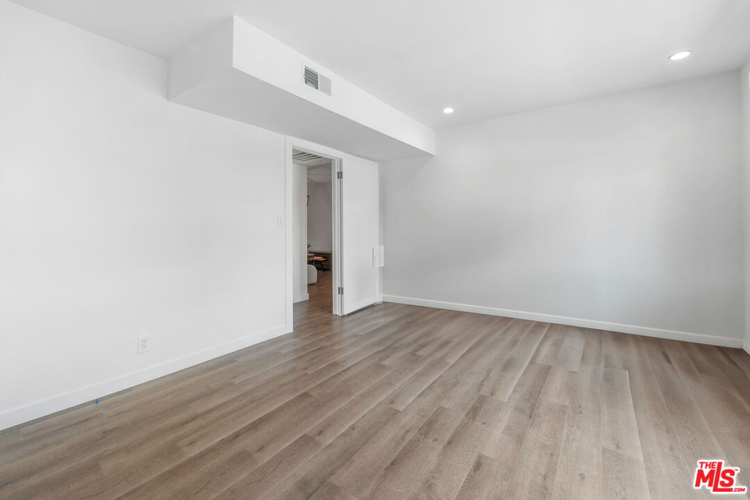 5414 Newcastle Ave Unit: 1