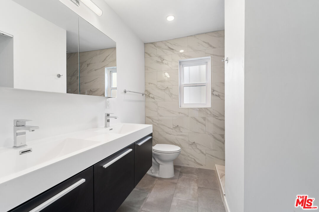 5414 Newcastle Ave Unit: 1