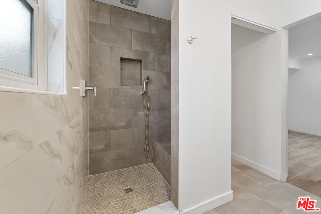 5414 Newcastle Ave Unit: 1