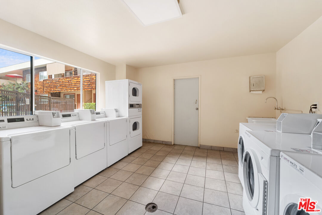 5414 Newcastle Ave Unit: 1
