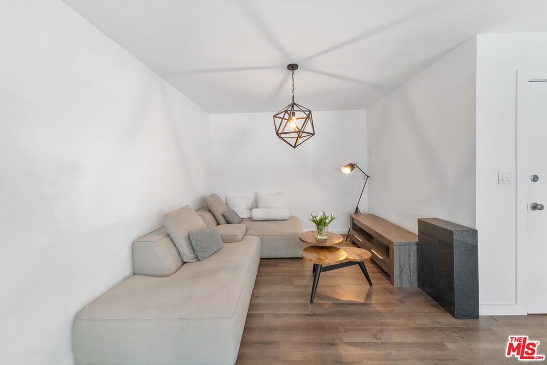 5414 Newcastle Ave Unit: 1
