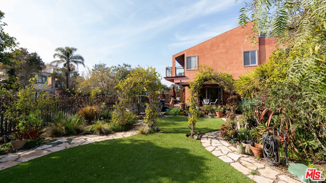 2512 Grand Canal