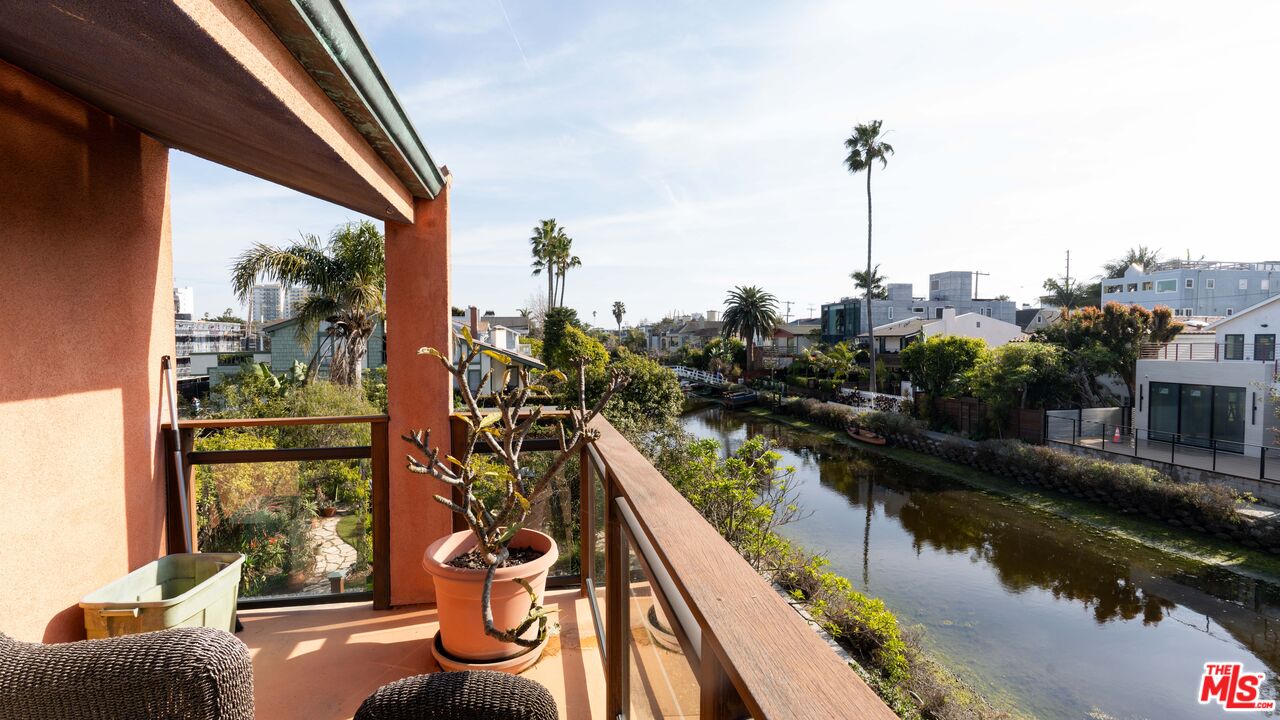 2512 Grand Canal
