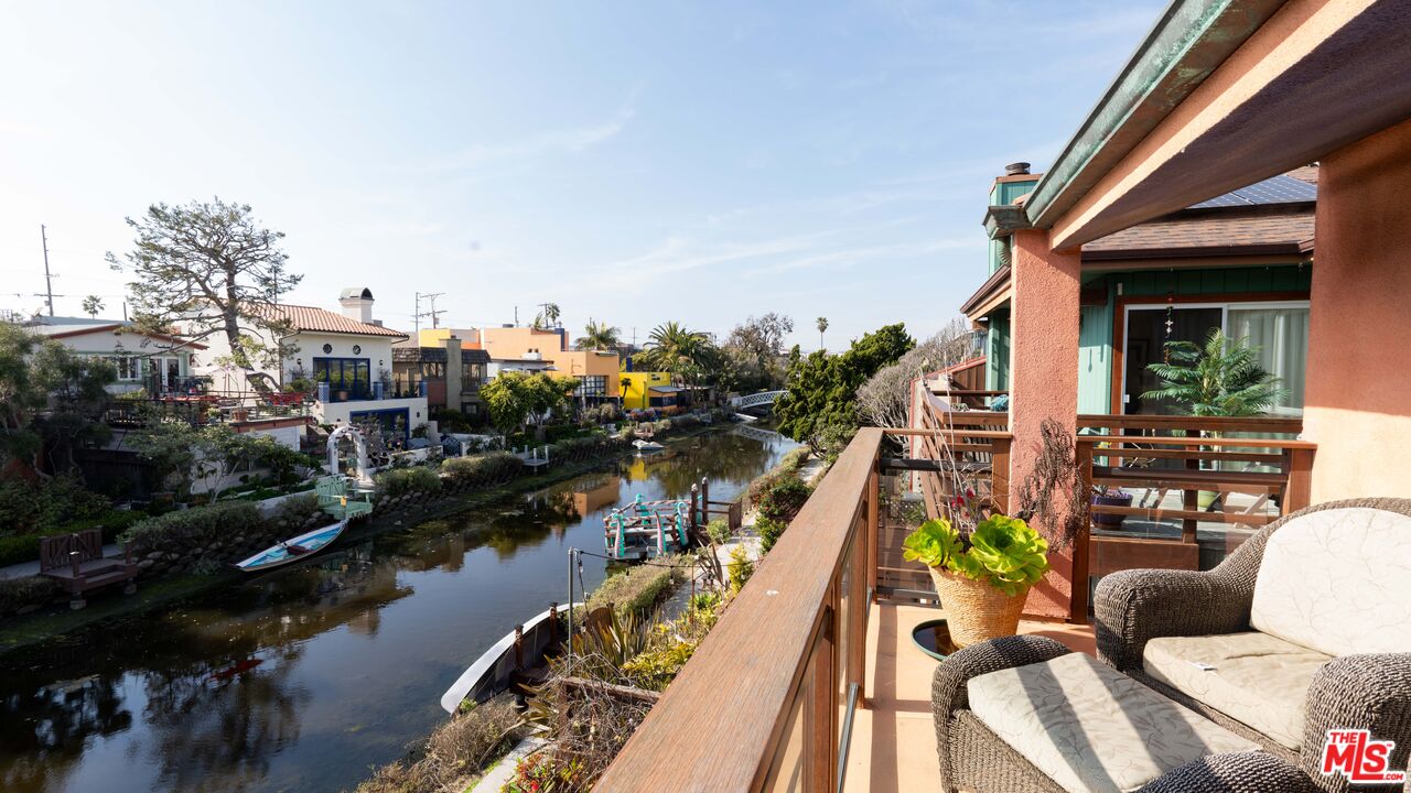 2512 Grand Canal