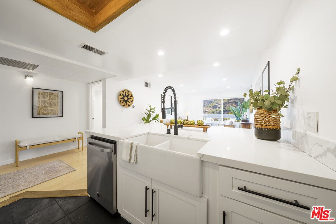 2700 Cahuenga Blvd Unit: 4121