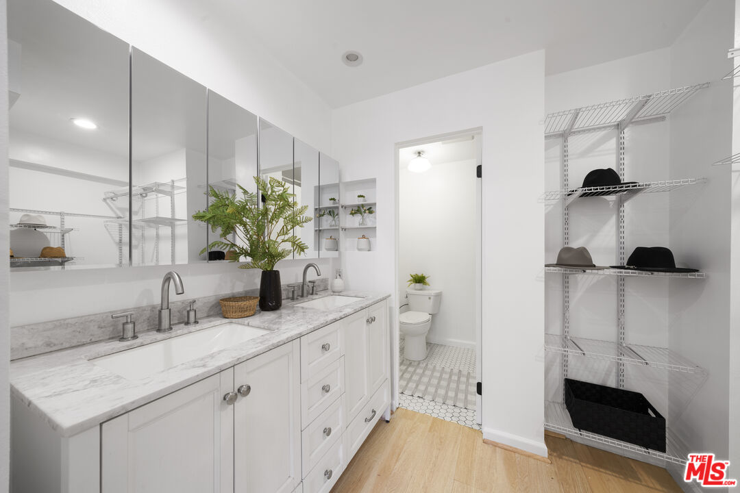 2700 Cahuenga Blvd Unit: 4121