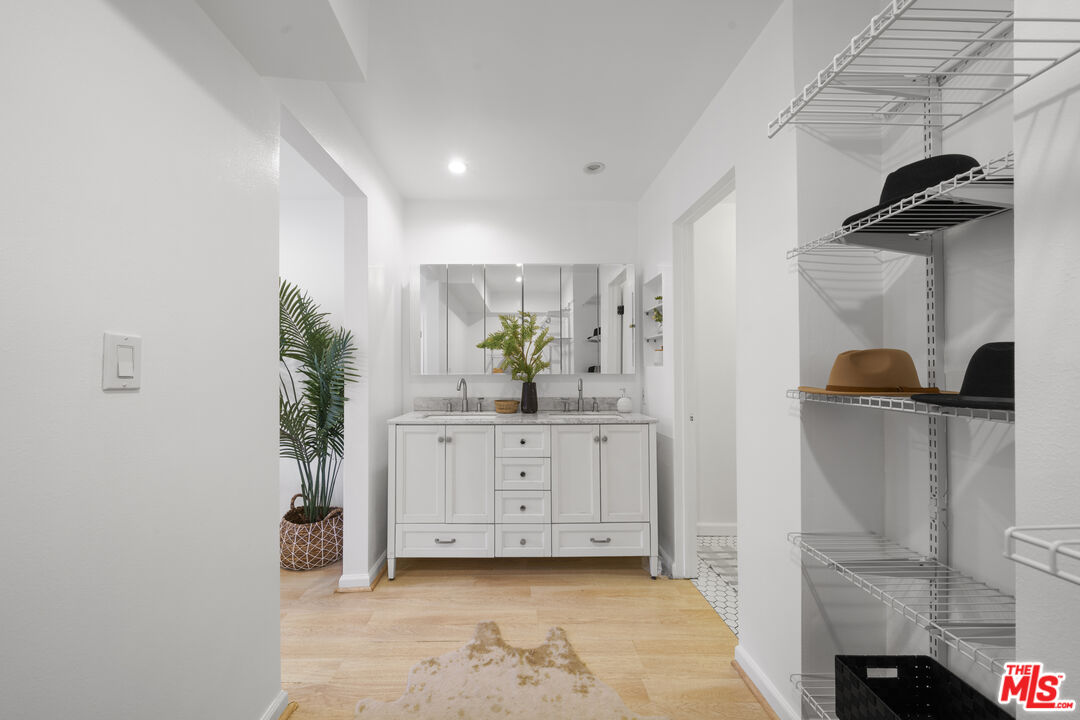 2700 Cahuenga Blvd Unit: 4121