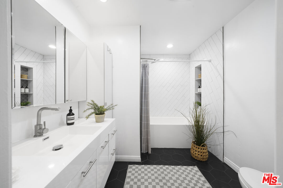 2700 Cahuenga Blvd Unit: 4121