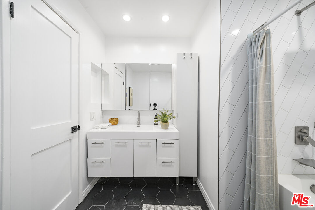 2700 Cahuenga Blvd Unit: 4121
