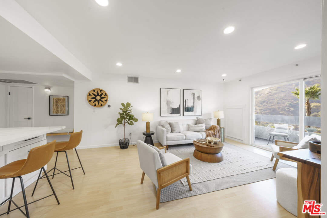 2700 Cahuenga Blvd Unit: 4121