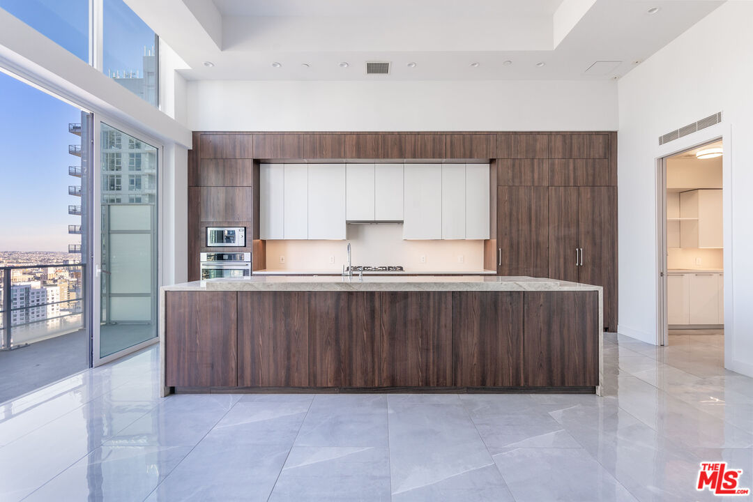 1201 S Hope St Unit: PH 3203