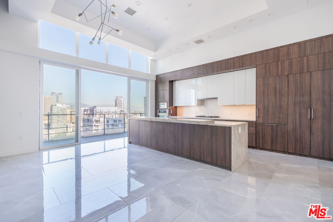 1201 S Hope St Unit: PH 3203