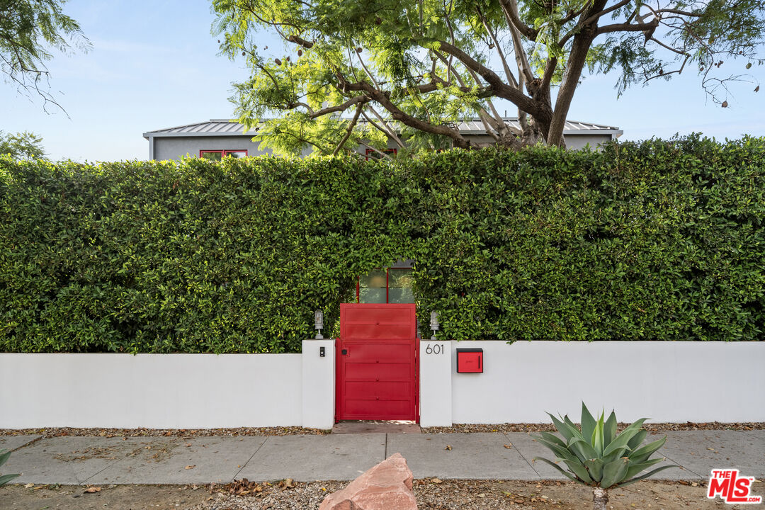 601 N Crescent Heights Blvd
