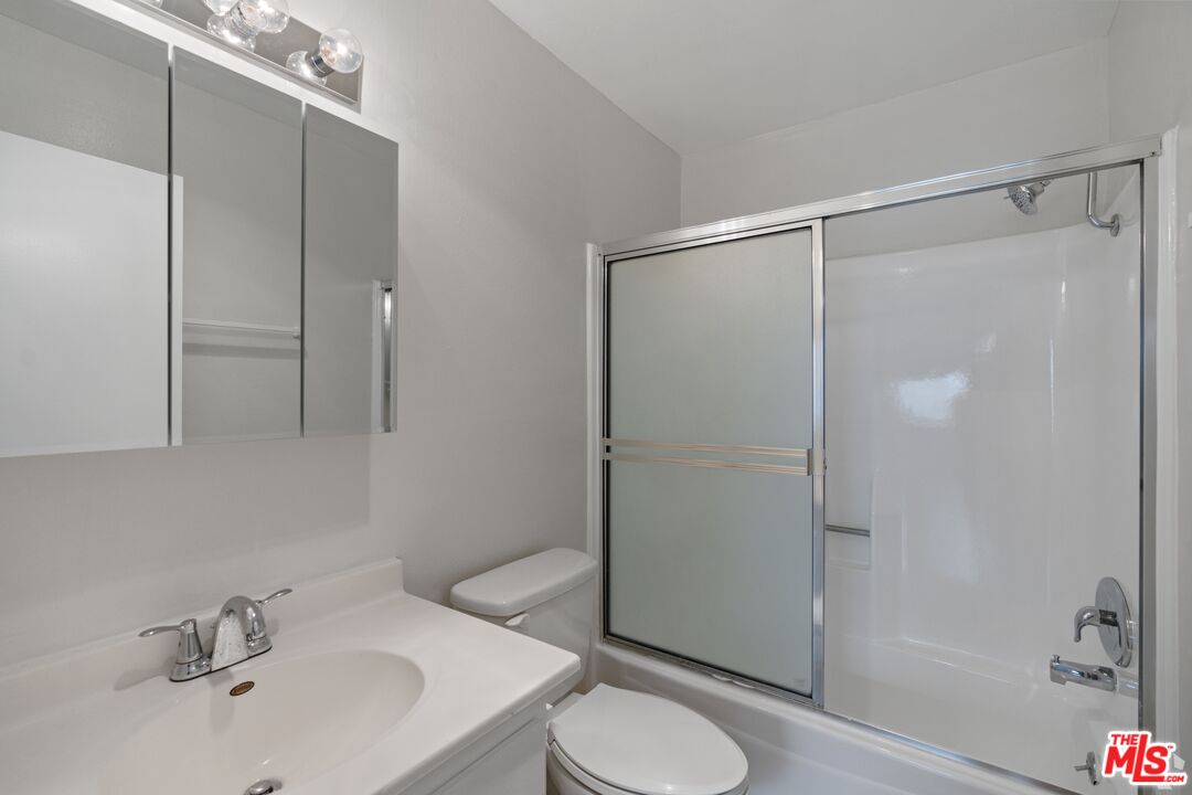 257 S Manhattan Pl Unit: 3