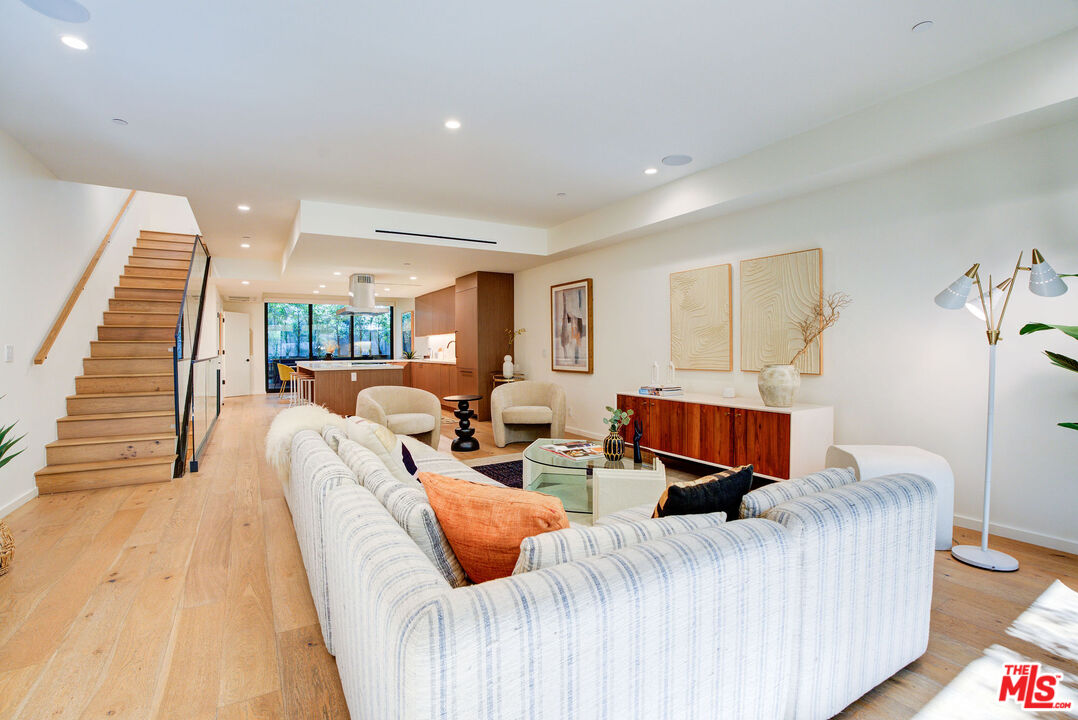 330 Rennie Ave Unit: 2