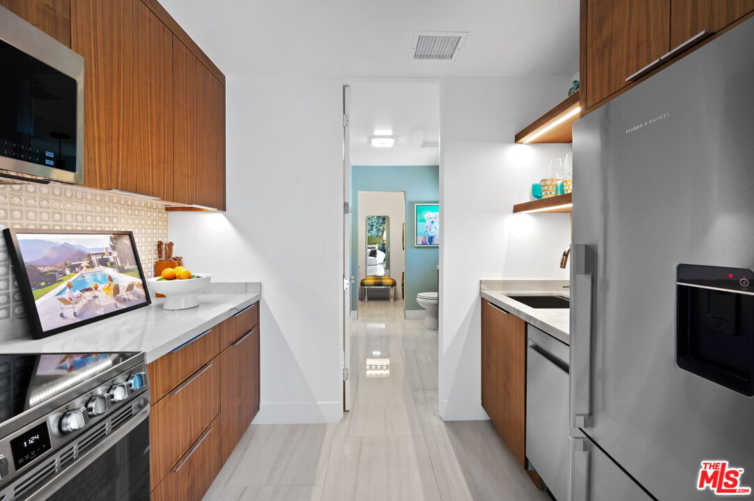 994 E Balboa Cir