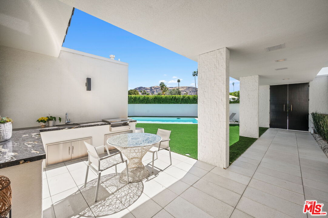 994 E Balboa Cir
