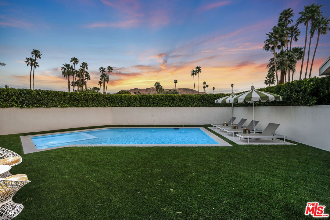 994 E Balboa Cir