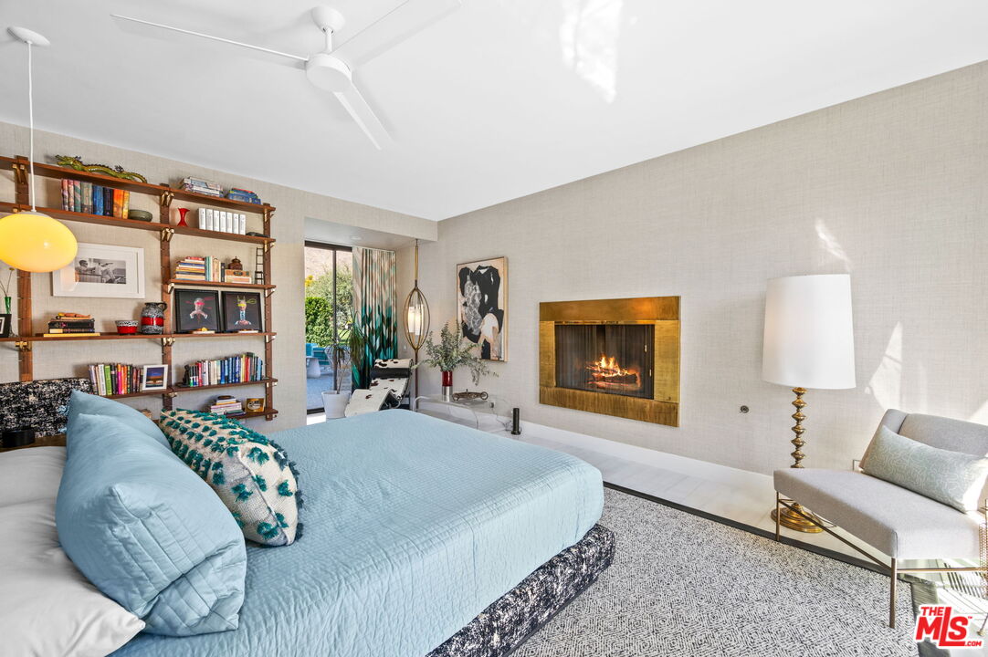 994 E Balboa Cir
